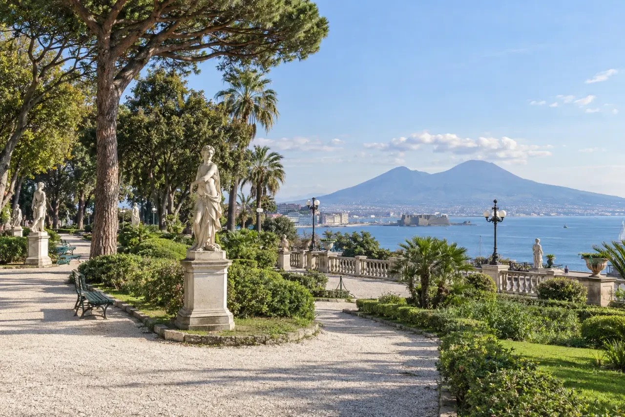 Villa Comunale a Napoli tra viali alberati, statue e lungomare