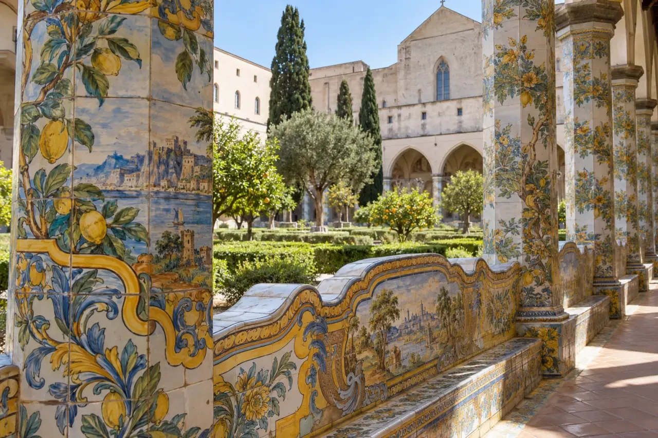 Chiostro maiolicato di Santa Chiara Napoli con maioliche e giardino